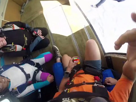 Il saute en parachute tout en tentant de résoudre son Rubik’s Cube