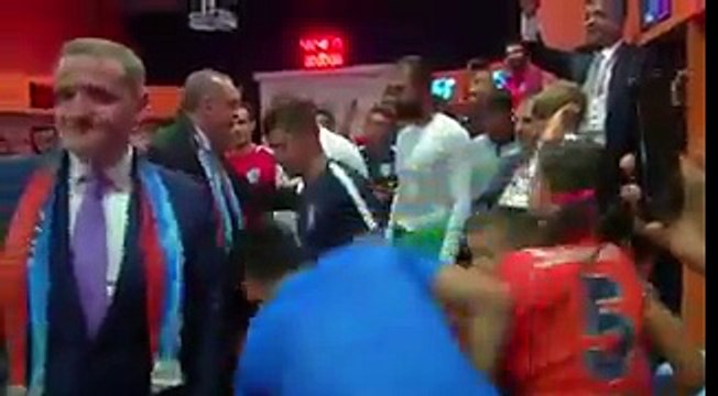 Cumhurbaşkanı Erdoğan, Başakşehir takımını soyunma odasında ziyaret etti