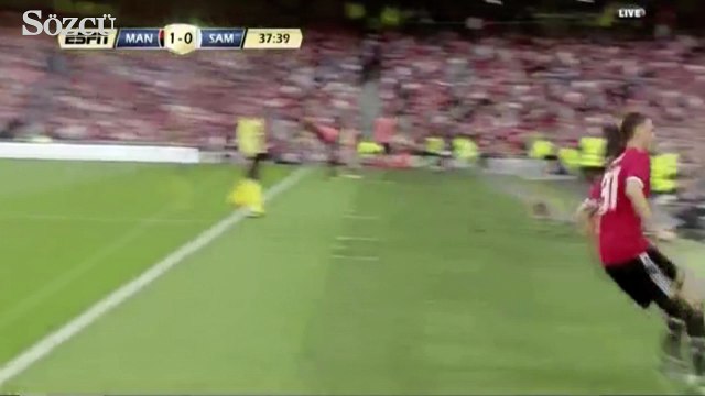 Matic kadın seyircinin seyircinin gözlüğünü kırdı