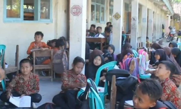Sekolah Nyaris Ambruk, Siswa Belajar di Sekolah