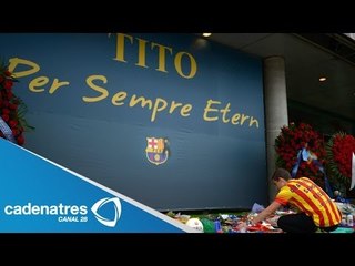 Miles de personas acuden al Camp Nou para despedir a Tito Vilanova