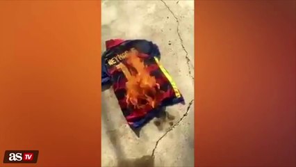Les socios du Barça brûlent le maillot de Neymar
