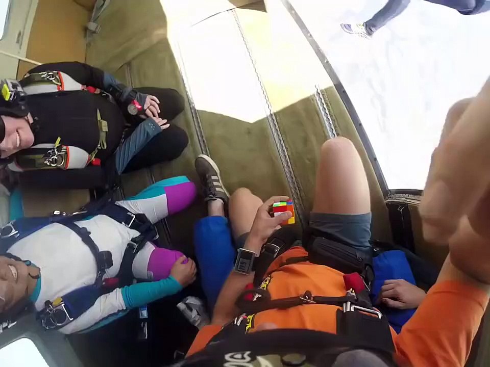 Un parachutiste tente de résoudre son Rubik's Cube en plein saut