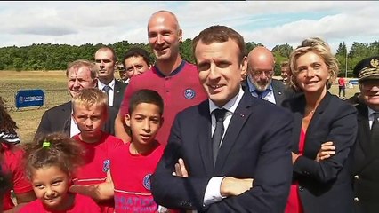 Emmanuel Macron juge que l'arrivée de Neymar au PSG est "une bonne nouvelle"