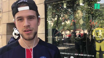 Les fans du PSG à l'affût du maillot de Neymar