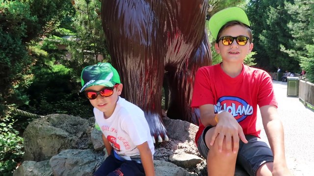 THE FLOOR IS LAVA CHALLENGE - LE SOL C'EST DE LA LAVE ! - DANS UN PARC D'ATTRACTIONS