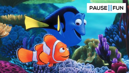 Ce poisson rouge est très ami avec un humain