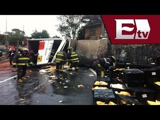 Vuelca tráiler con 15 toneladas de pollo en Viaducto Tlalpan / Excélsior Informa con Idaly Ferrá