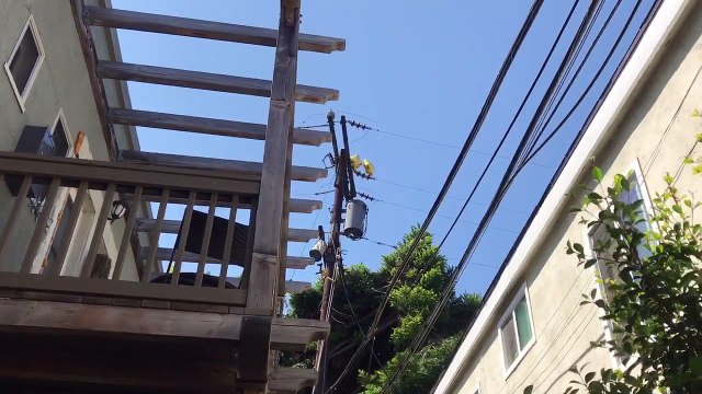 Des ballons d'hélium provoquent une grande explosion quand ils touchent des lignes électriques !