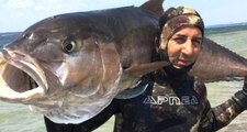 2 Metre Boyundaki 68 Kiloluk Akya Balığını Zıpkınla Avladı