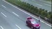 Un couple avec leur bébé frôle la mort quand une SUV percute leur voiture !
