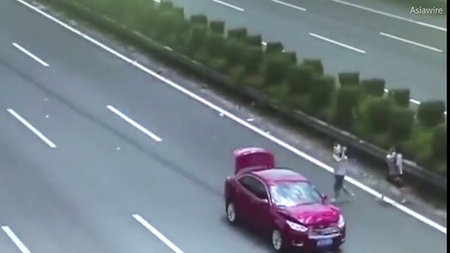 Un couple avec leur bébé frôle la mort quand une SUV percute leur voiture !