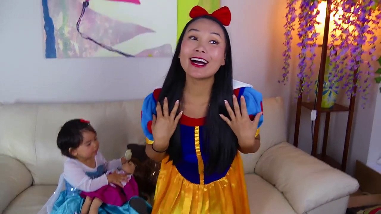 Snow White Baby Steps On Snow White? w/ Wonder Woman, Frozen Elsa Baby, Rapunzel