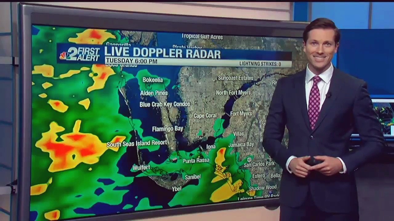 Удар молнии в сотрудника аэропорта попал на видео / Video shows of lightning striking RSW ground worker