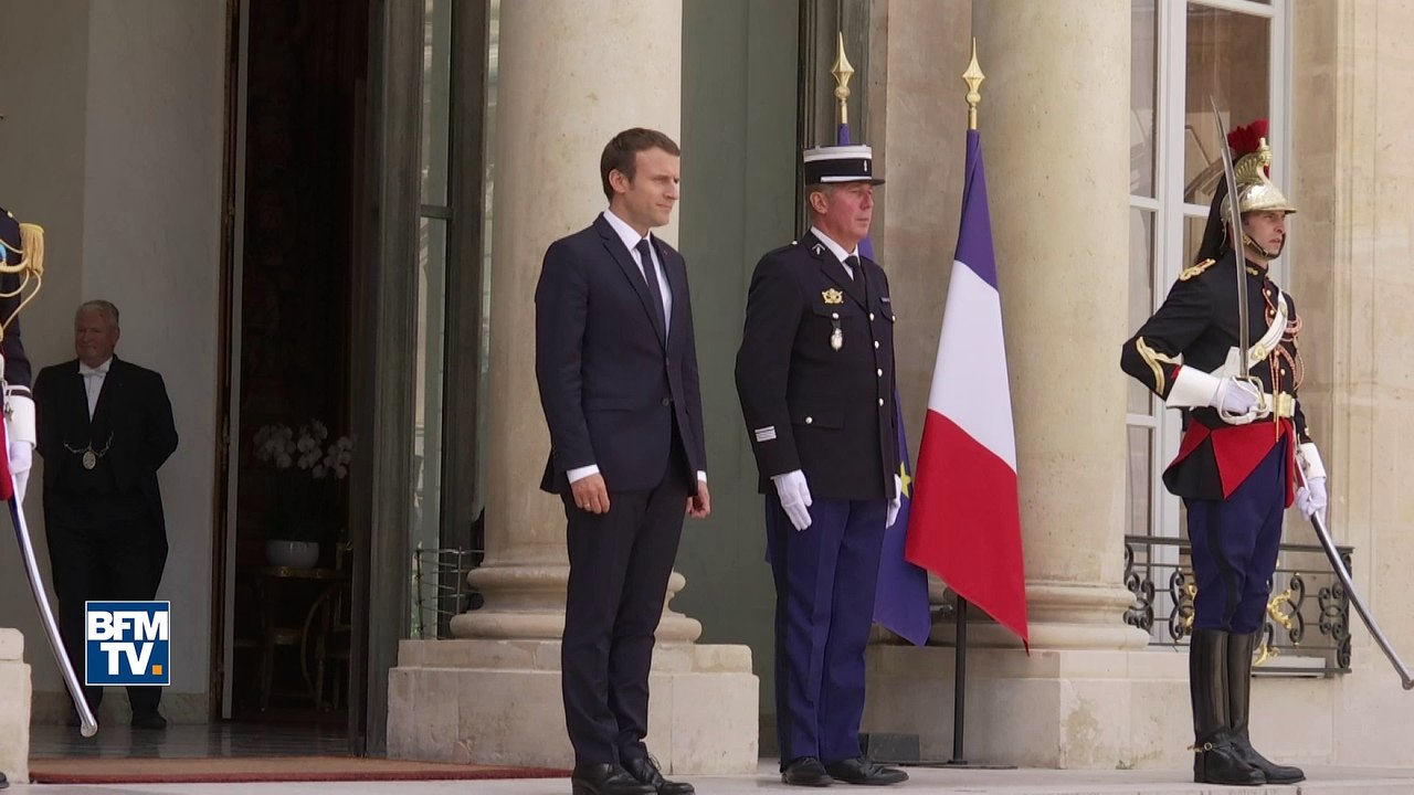 Baisse de popularité pour Macron: une chute iné...