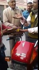 लेोफर की धुलाई का विडियो मारा सरेआम - viral video -2017 - Latest viral video