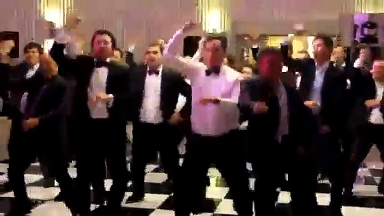 شباب يرقصون على جانجام ستايل gangnam style