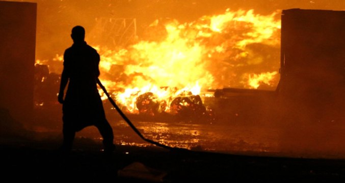 Ankara'da Kağıt Fabrikası Alev Alev Yandı, Etraftaki Evler Boşaltıldı