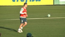 Perto de retorno, Moisés faz gol em treino do Palmeiras; veja