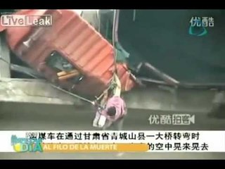 Hombre 'cuelga' de un pie desde puente tras accidente carretero