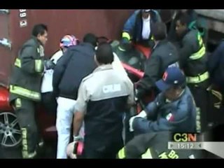 Vuelca tráiler y aplasta dos vehículos particulares en Iztapalapa