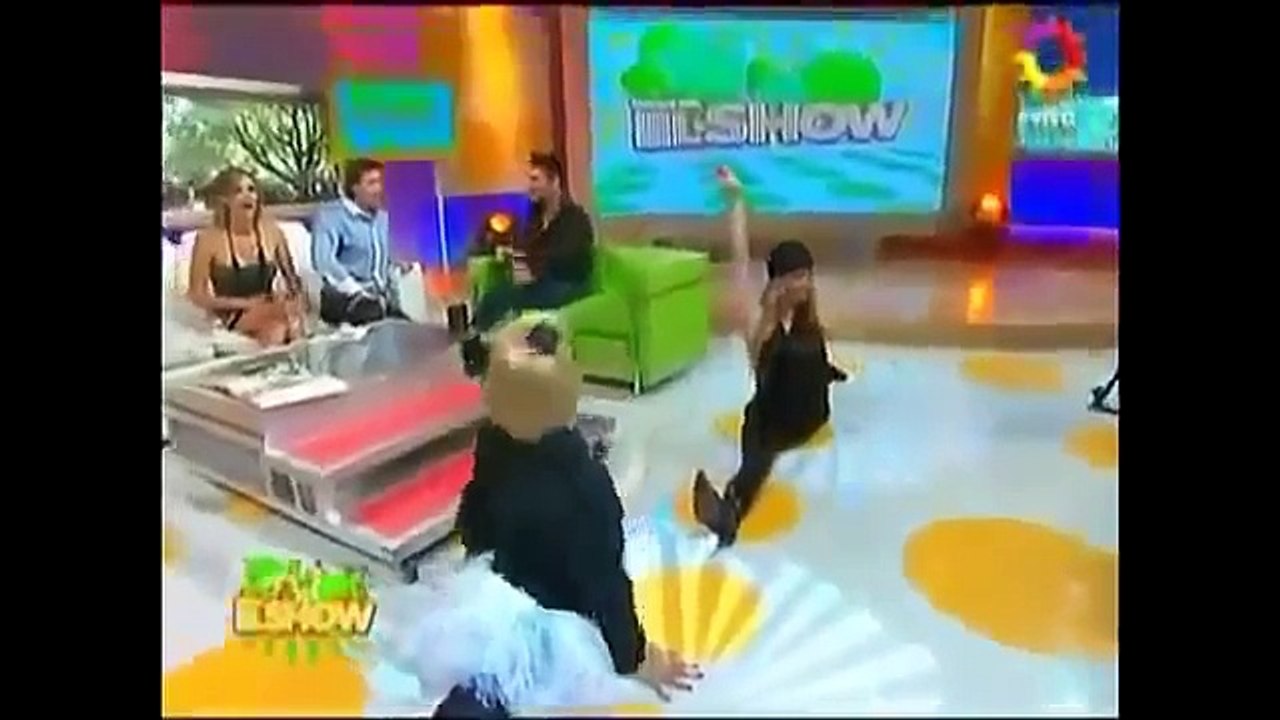 Celebrities doing the splits & legs behind head co