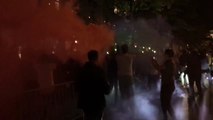 Les fans du PSG fêtent l'arrivée de Neymar devant l’hôtel Royal Monceau