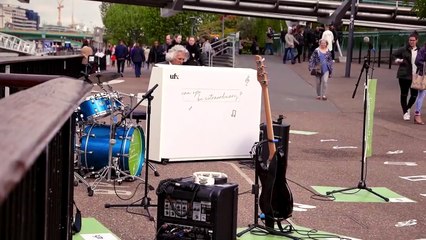 Sokaktan geçen insanlardan müzik ziyafeti