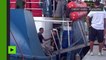 La police italienne remorque un navire de sauvetage de migrants confisqué de Lampedusa à la Sicile