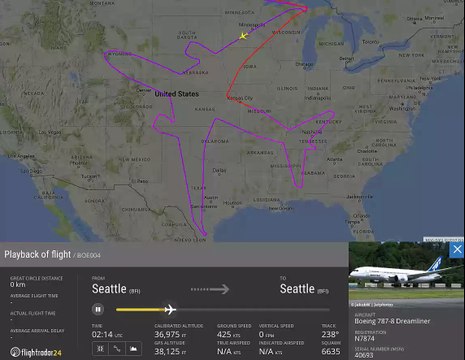Un Boeing 787 parcourt le ciel pour réaliser un dessin d'un avion au dessus des Etats-Unis
