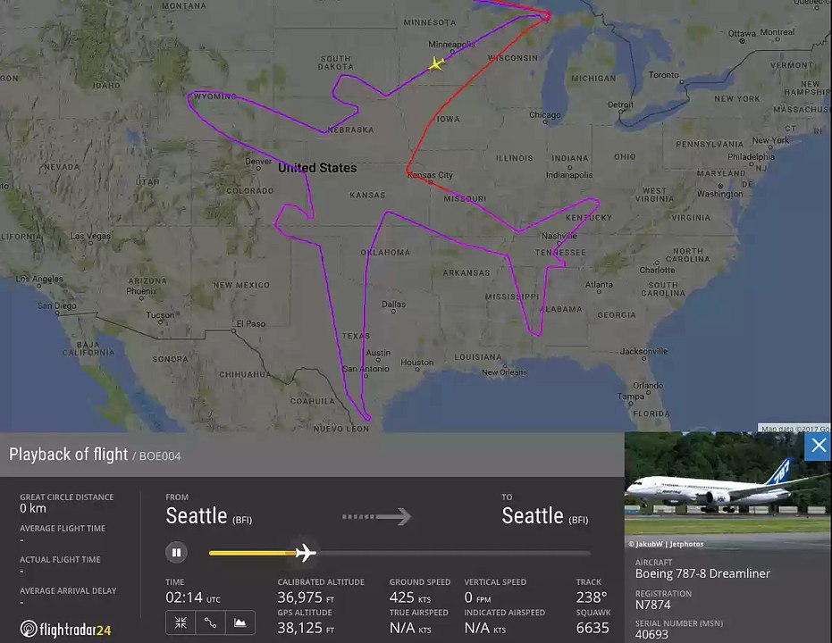 Un Boeing 787 parcourt le ciel pour réaliser un dessin d'un avion au dessus des Etats-Unis