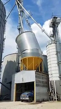 Un silo de maïs explose