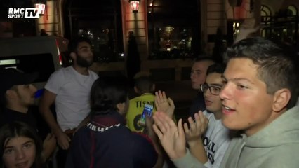 Les supporters du PSG fêtent l'arrivée de Neymar