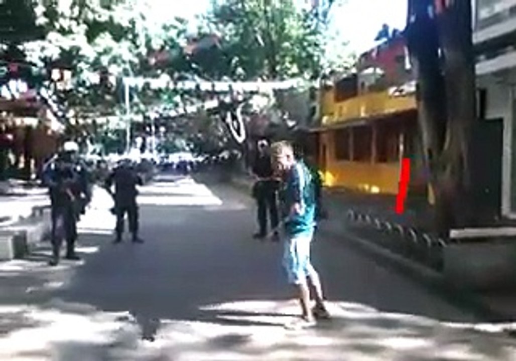 GCM usa arma de choque para conterelemento na Savassi em BH (MG)