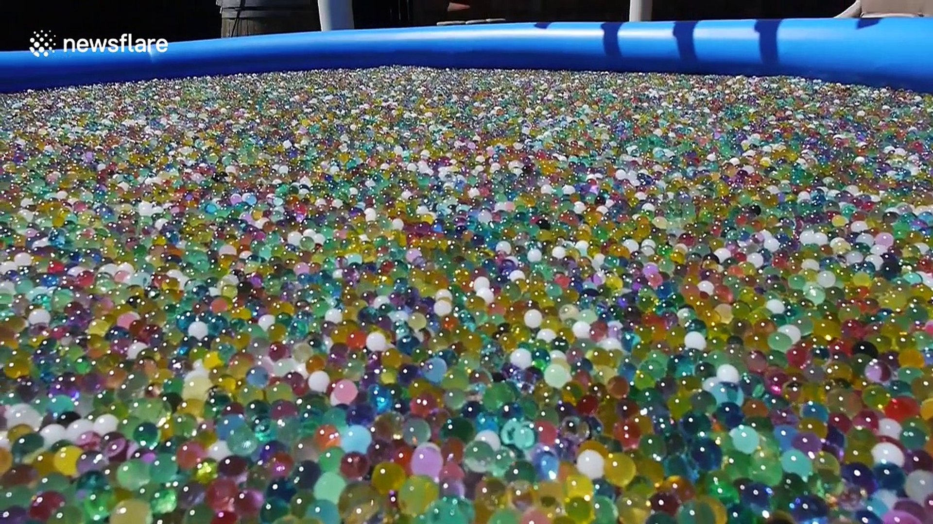This is what happens if you throw a 'sodium bomb' into giant Orbeez pool -  video Dailymotion