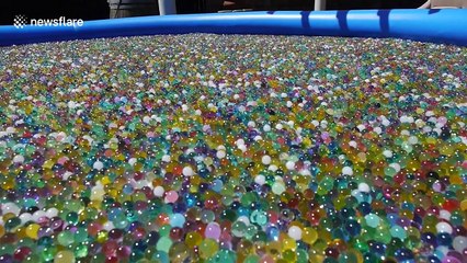 This is what happens if you throw a 'sodium bomb' into giant Orbeez pool
