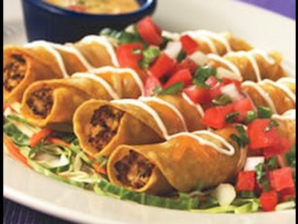 Flautas rellenas de pollo cremoso con salsa verde