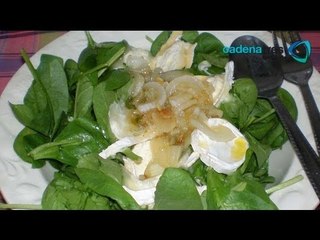 Receta para preparar ensalada de espinacas con aderezo de queso de cabra tibio. Receta de ensaladas