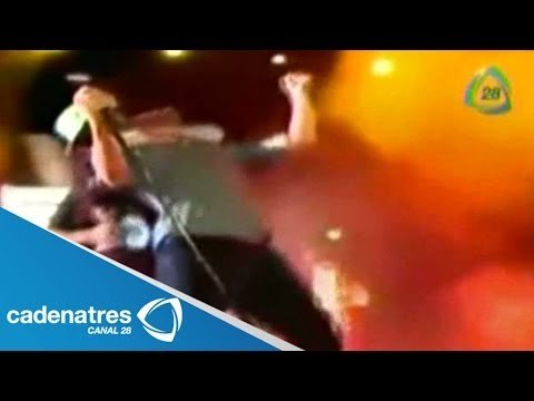 Fan aplica llave a Jesús Navarro, vocalista de Reik / Fan key applies to vocalist Reik