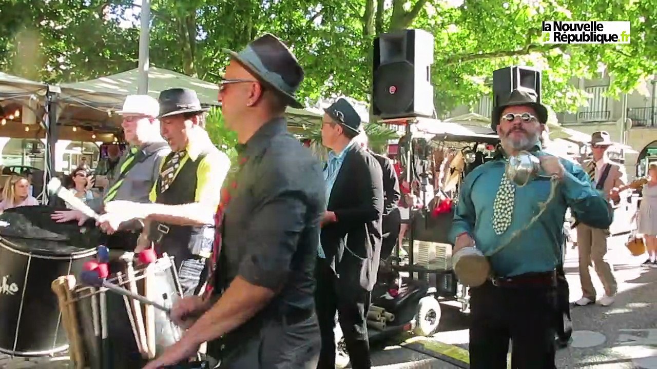 VIDEO 41. A Blois la fanfare Don Fiasko détonne