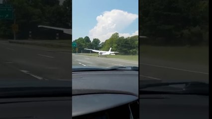 Un automobiliste se retrouve à rouler derrière un avion sur une autoroute