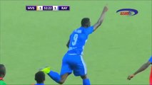 Ce joueur de foot africain jette un sort dans le but adverse et ça marche !