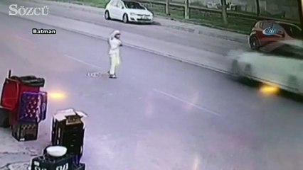 Otomobil çocuğa böyle çarptı