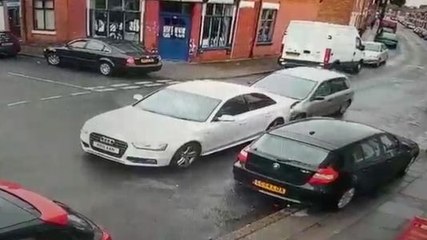 Les passagers prennent la fuite après un accident !