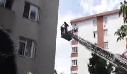 Kadıköy'de korkutan yangın: Mahsur kalanlar böyle kurtarıldı