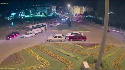 Gelin Arabasının Önüne Yattı, Ölümden Döndü