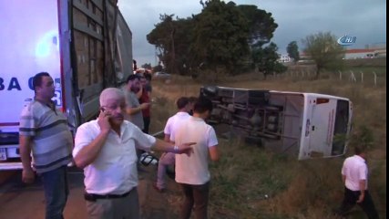 Yolcu Midibüsü Tırla Çarpıştı: 30 Yaralı