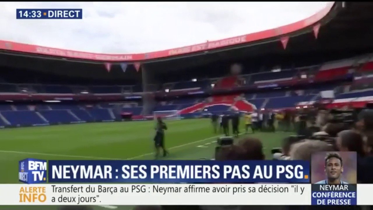 Les premiers jongles de Neymar sur la pelouse d...