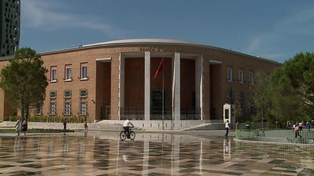 Ulen kreditë e këqija - Top Channel Albania - News - Lajme