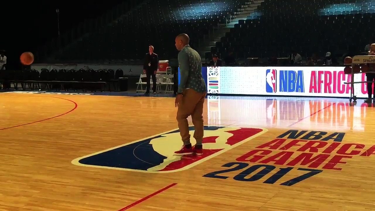 Du milieu du terrain, Thierry Henry marque un panier du pied